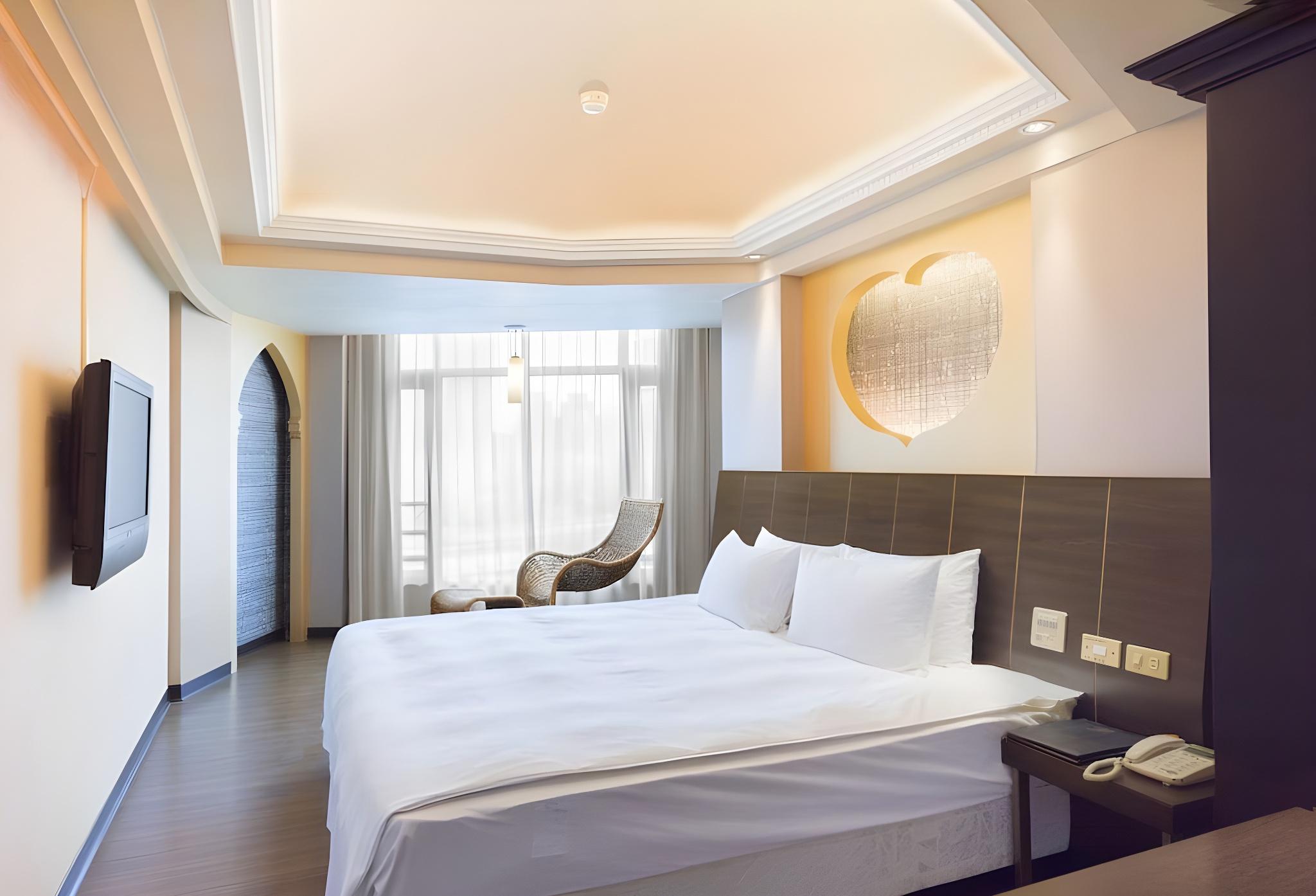 Room, King Bed, No Parking