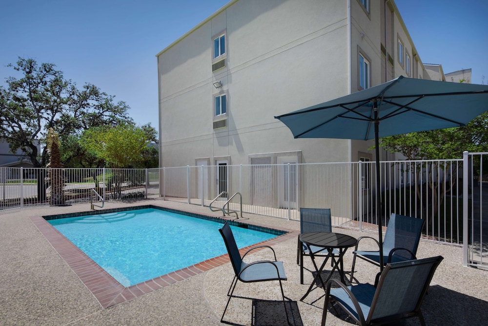 Motel6 San Antonio Tx Airport 36/60