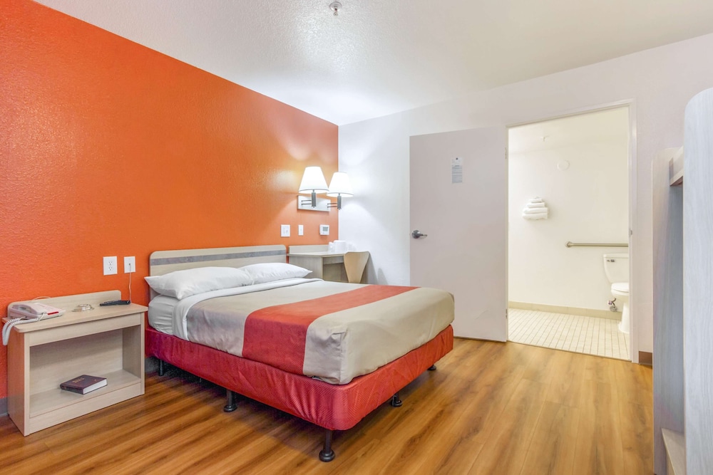 Motel6 Phoenix, AZ - West 17/45