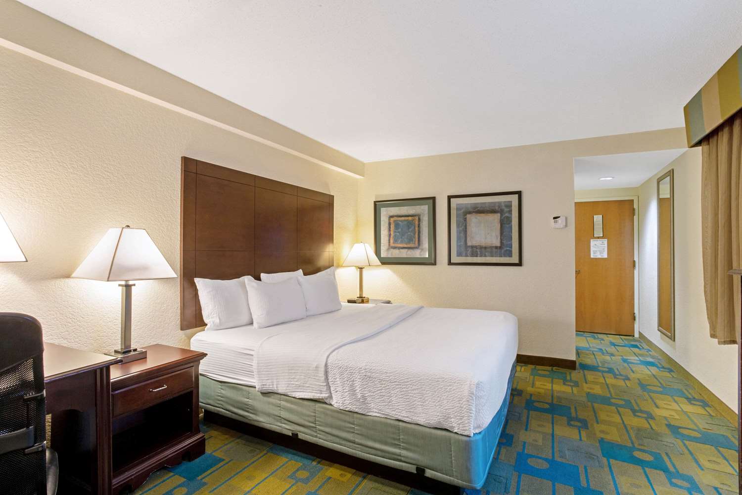 La Quinta Inn & Suites by Wyndham Boston Somerville 21/52