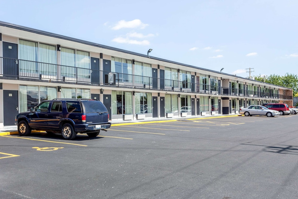 Econo Lodge Shorewood 4/31