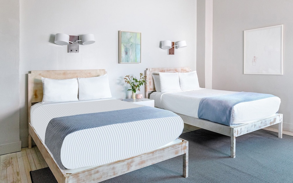 Quirk Hotel 19/85
