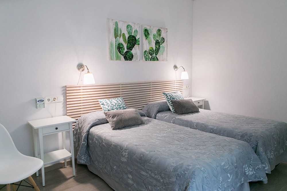 INTERIOR, TWIN BEDS, SHARED BATHROOM