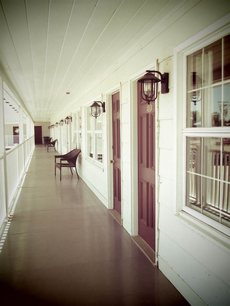 Brewer Motor Inn 5/25