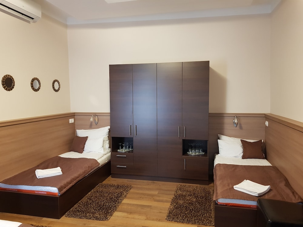 Central Hotel 21 19/54
