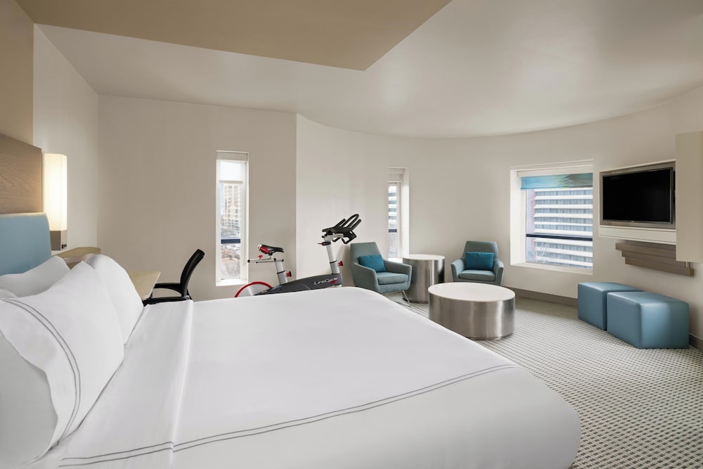 Suite, King Bed, Accessible