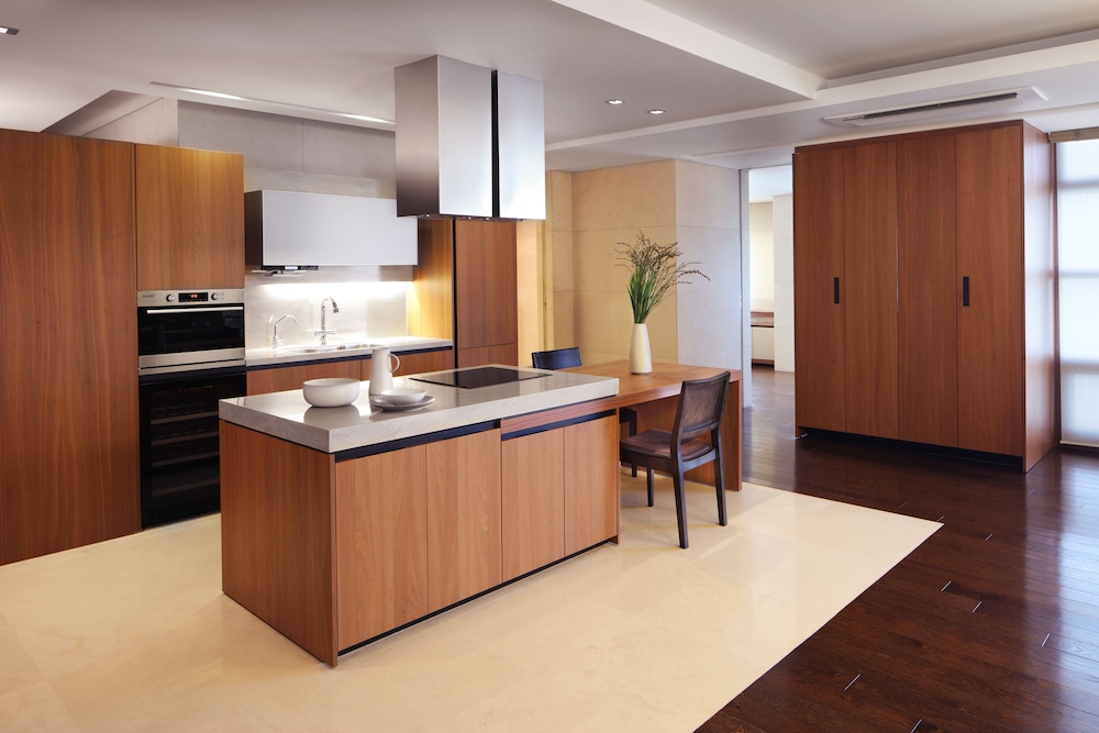 The Classic 500 Pentaz Executive Residence 8/73