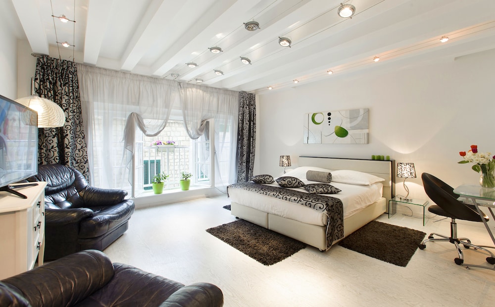 Hotel Royal Suites 66/73