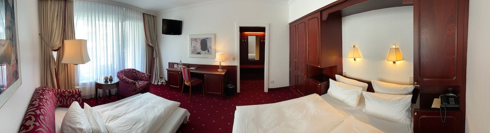 DELUXE, TRIPLE, KING BED