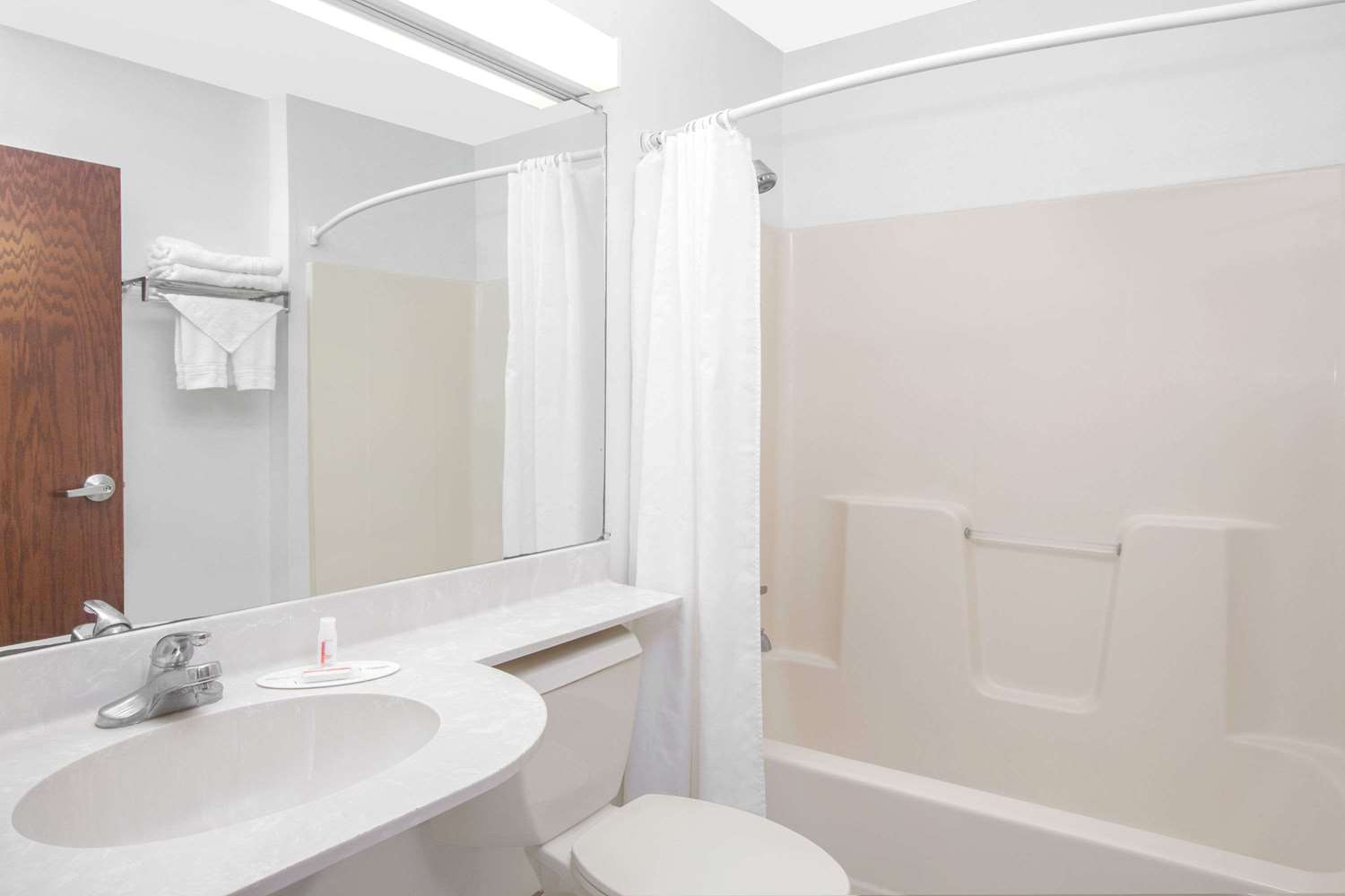 Microtel Inn & Suites by Wyndham Meridian 22/23