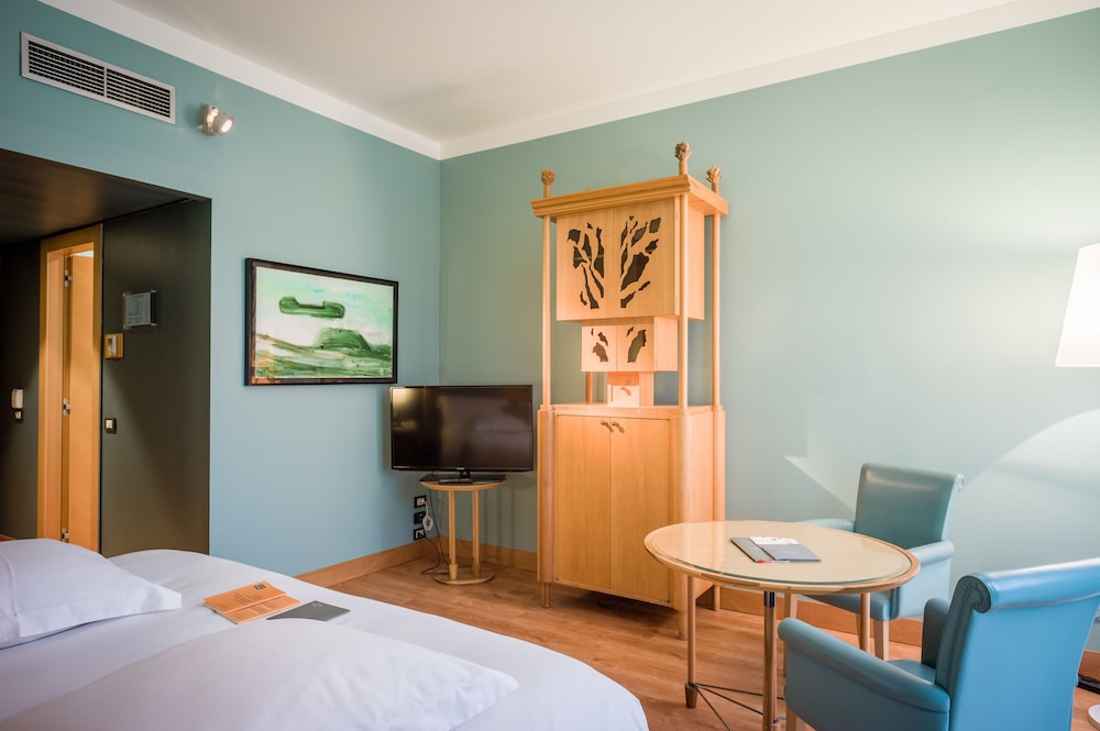 DELUXE, DOUBLE OR TWIN BED