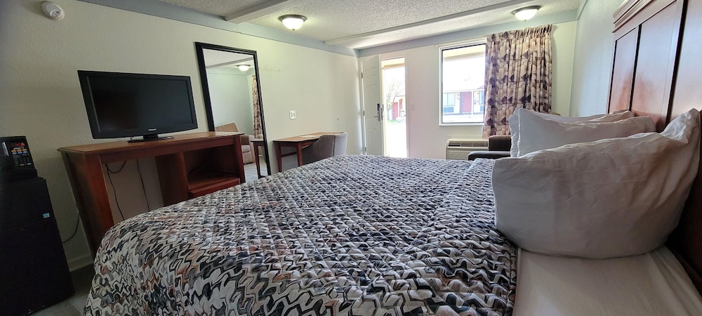 غرفة قياسية بسرير كينج لذوي الإعاقة، Rodeway Inn Auburn Hills - Detroit 7/10