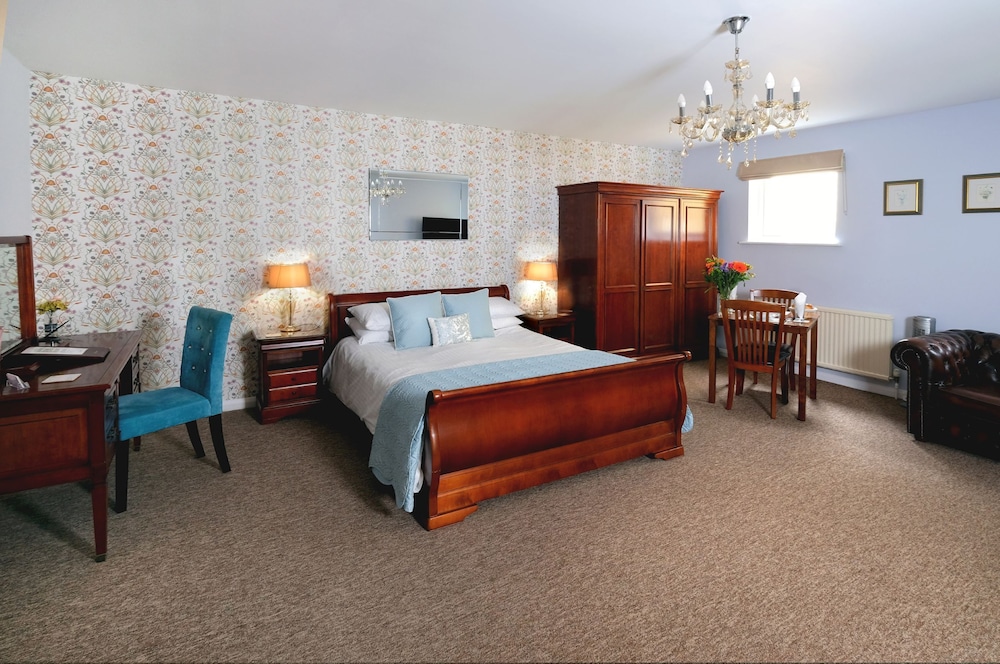 Superior, Apartment, King Bed, Hill View