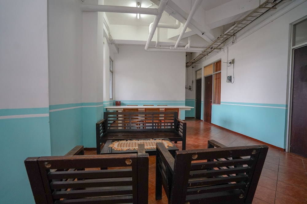 Super OYO 1844 Bravo Residence 31/39