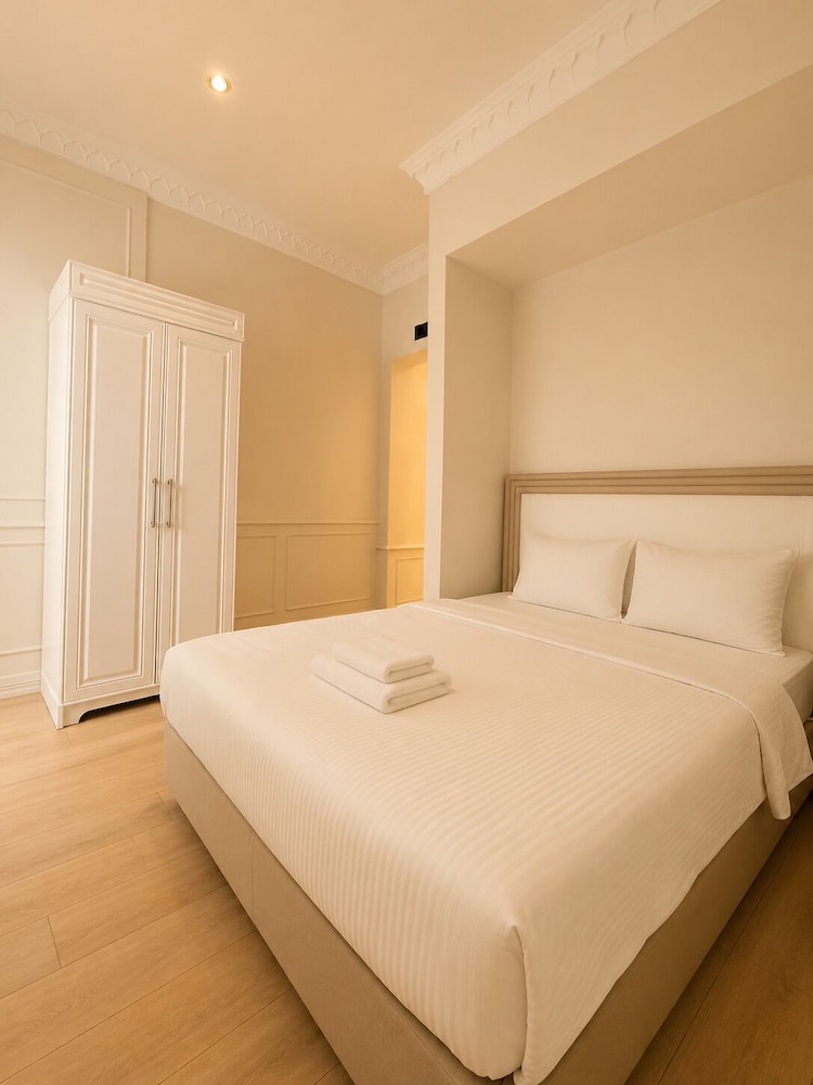 Royal Garden Suite Hotel 12/45