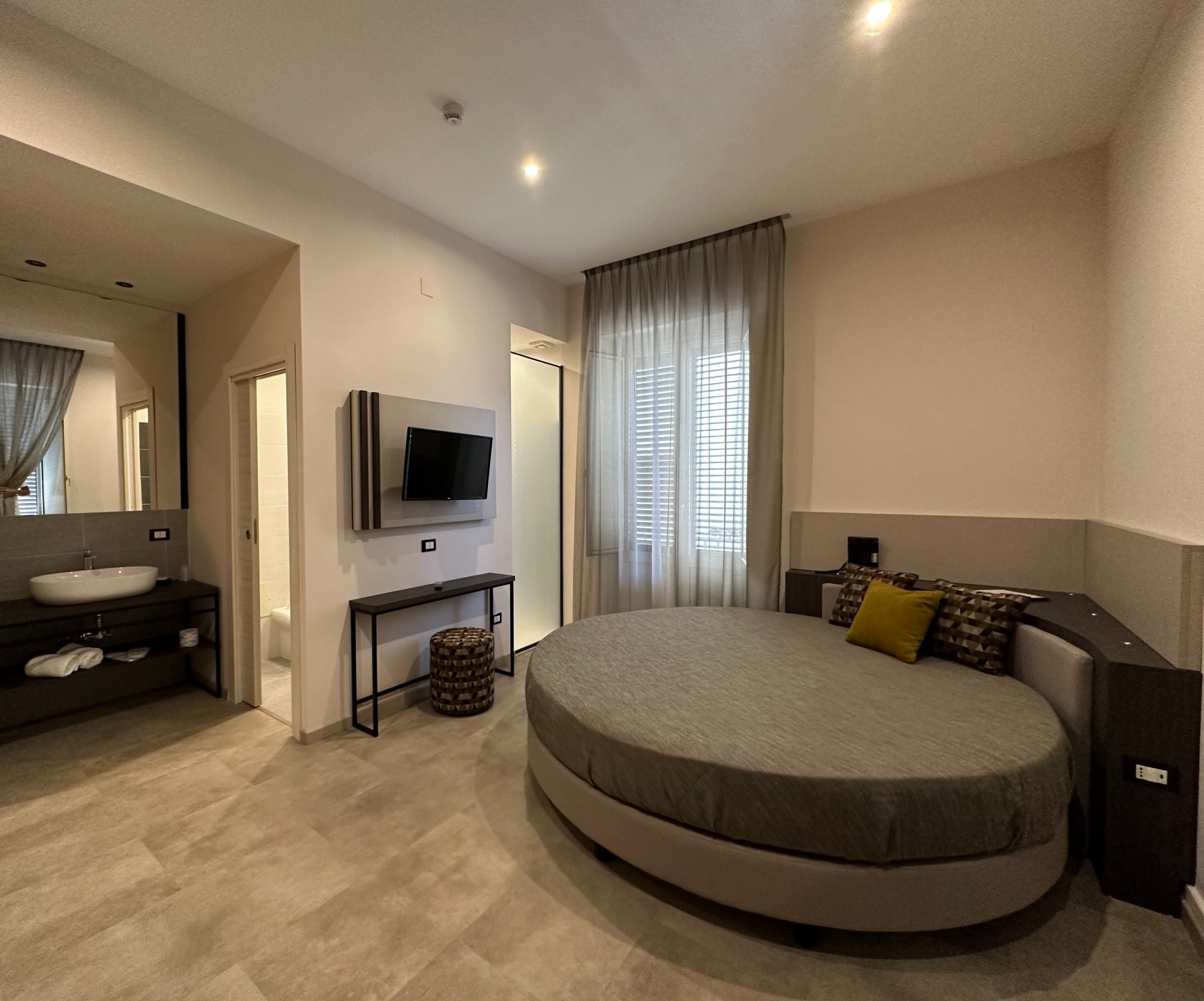 DELUXE, ROUND BED