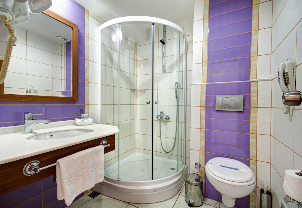 Akbulut Hotel 50/50