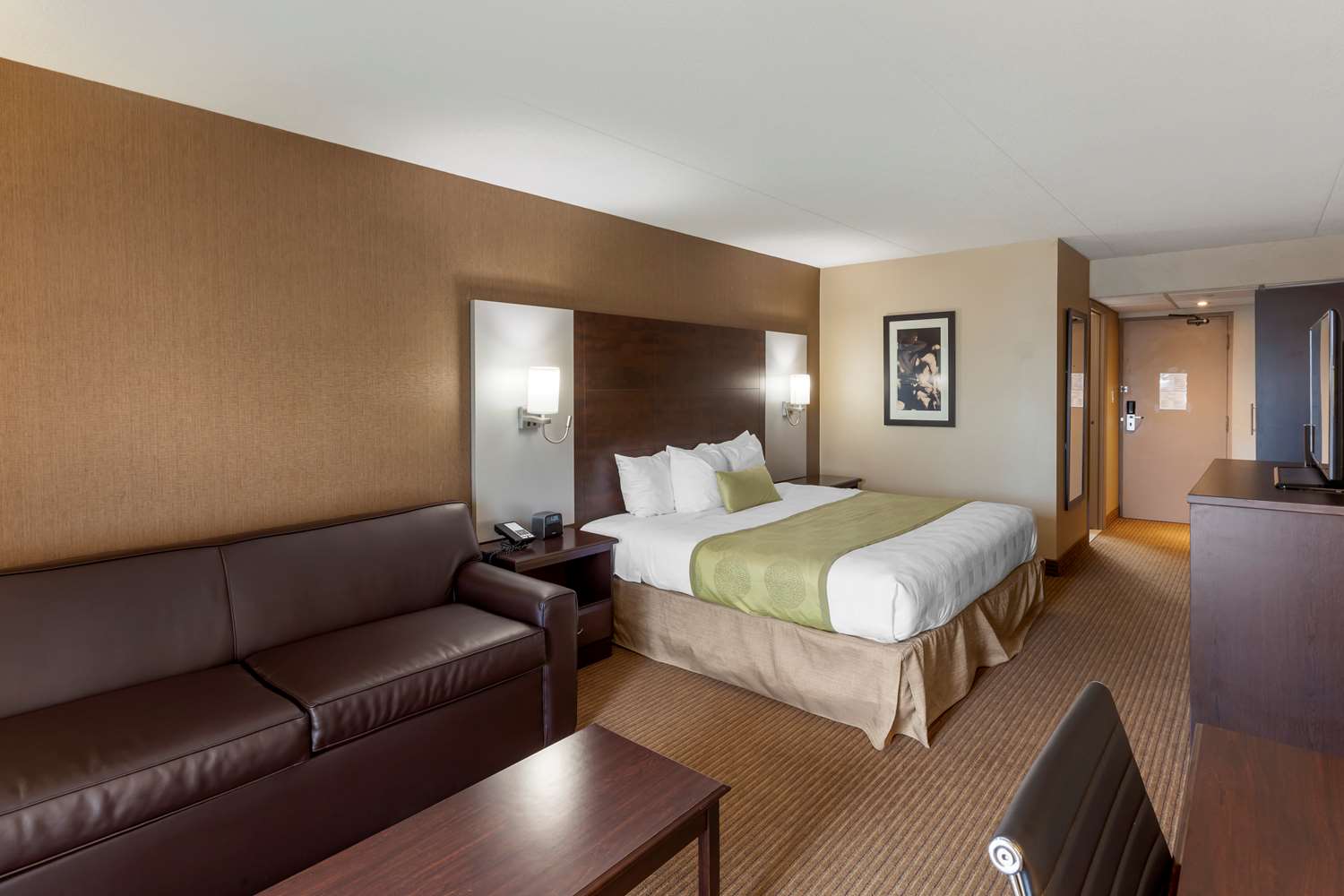 غرفة بسرير كينج بشرفة مع أريكة، Best Western Plus Leamington Hotel and Conference Centre 4/5