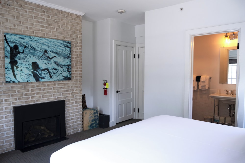 غرفة كومفورت بشرفة مفردة بسرير كينج، Shelter Harbor Inn 5/8