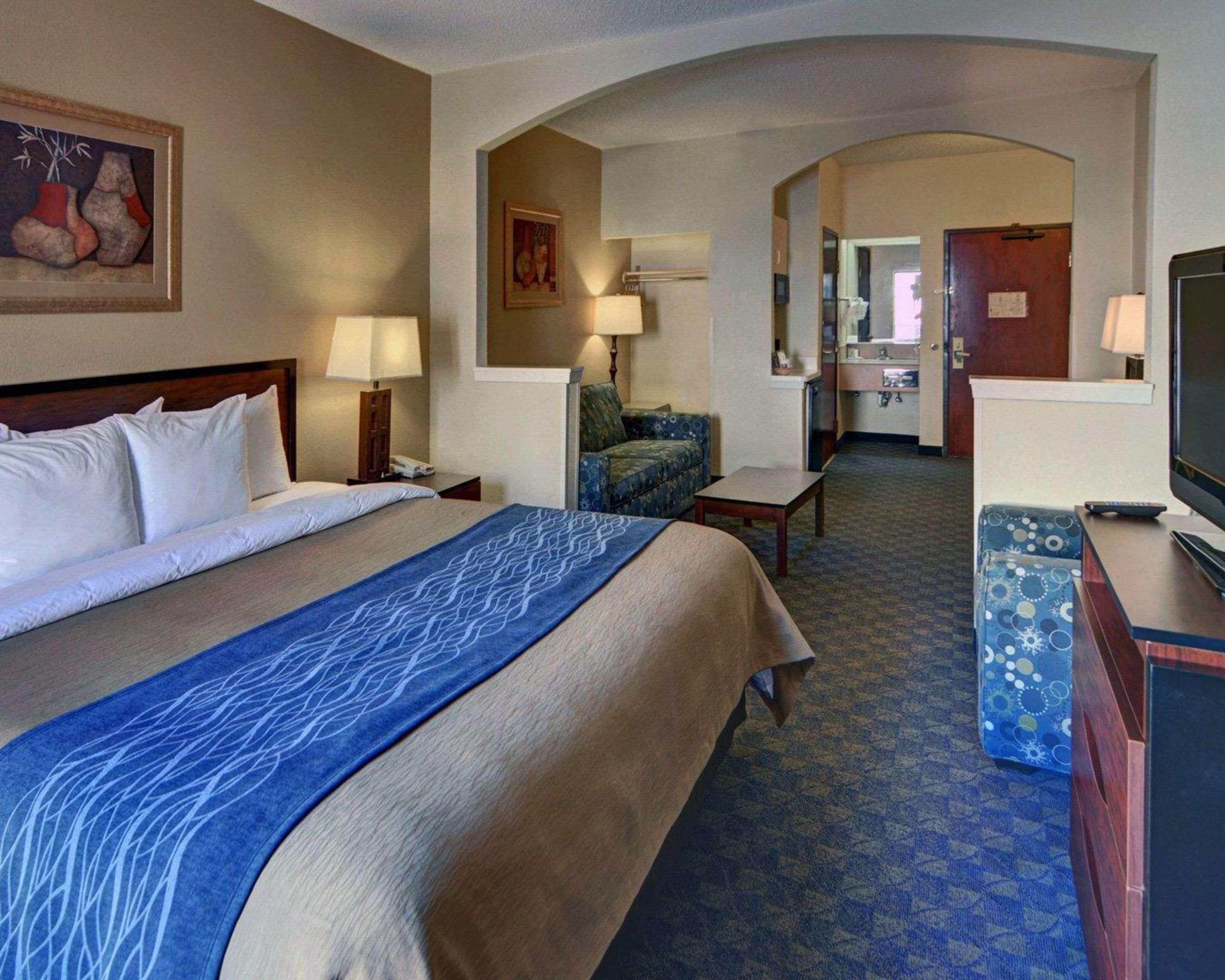 SUITE, KING BED