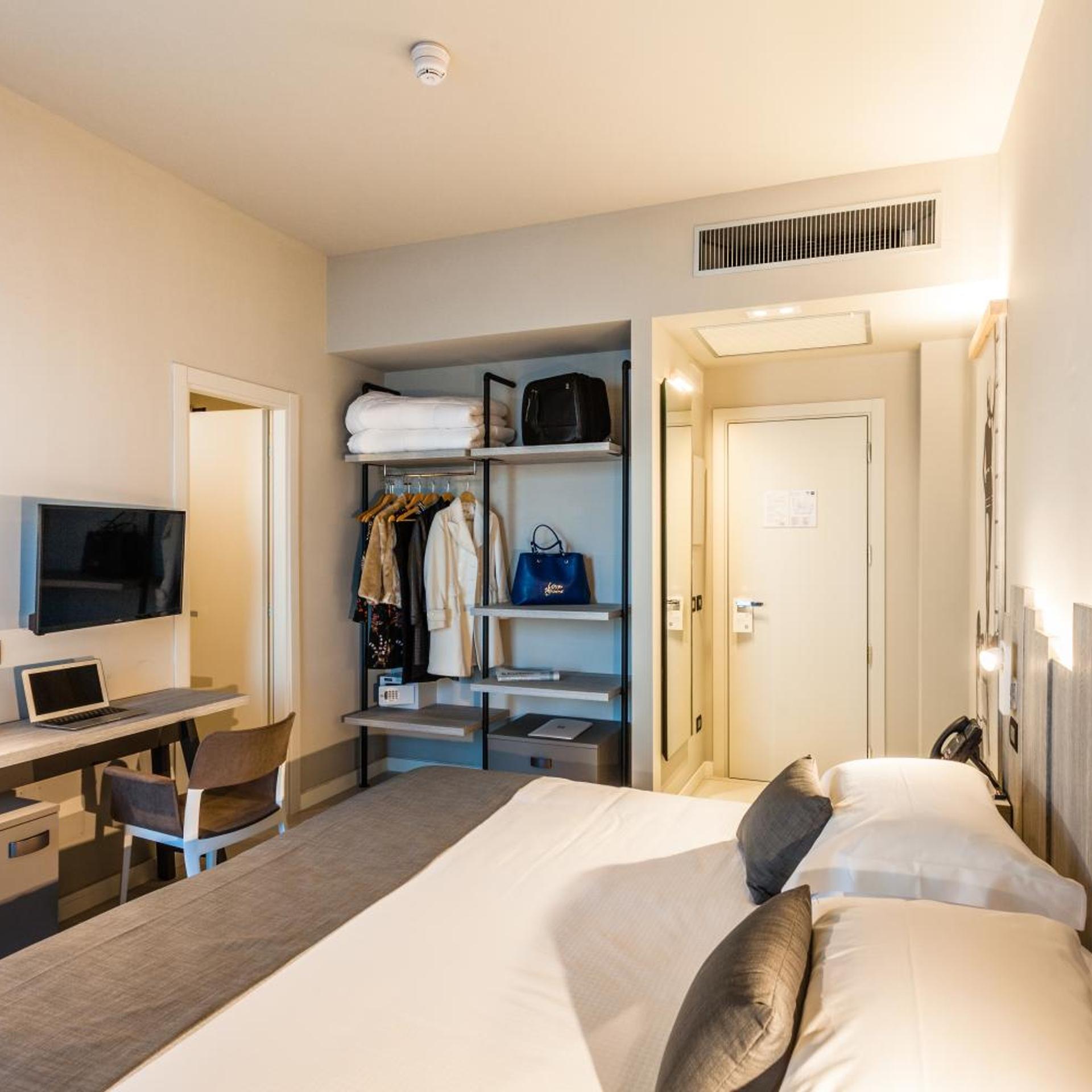 Room, Double or Twin Bed, Lateral Side Sea View