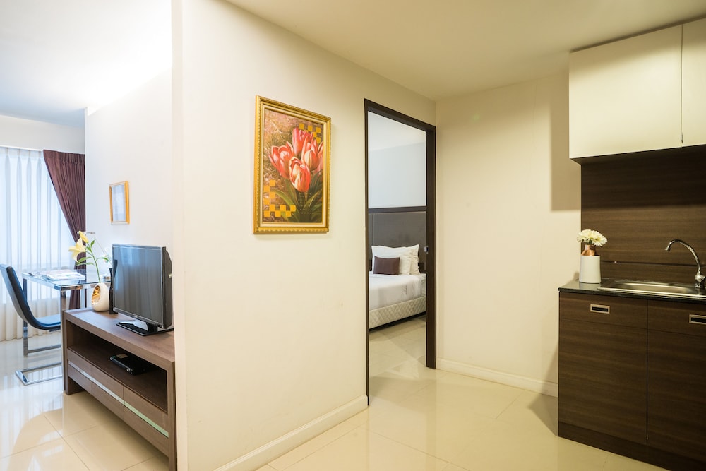 Beyond Suite Hotel 73/73