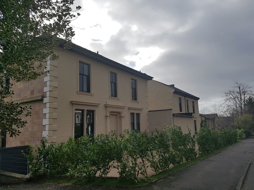 CROSSHILL HOUSE photo2