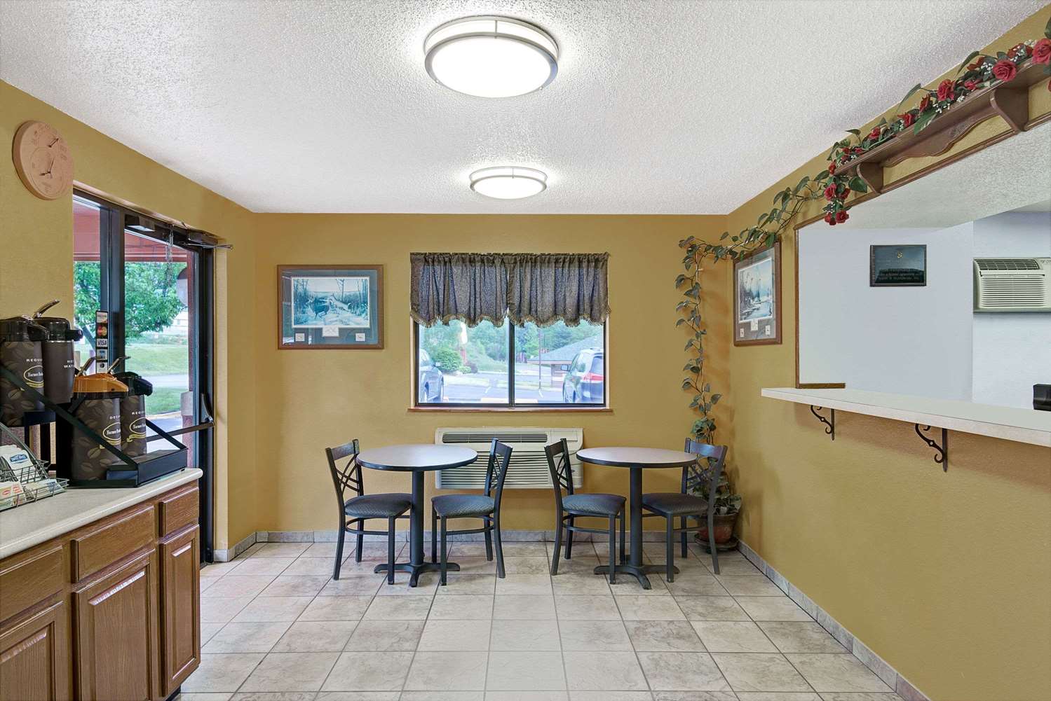Super 8 By Wyndham Waynesburg 18/25