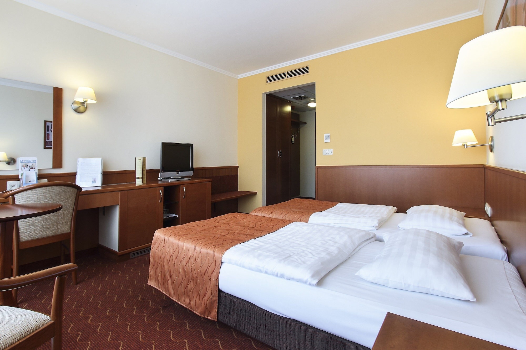 SUPERIOR, DOUBLE OR TWIN BED