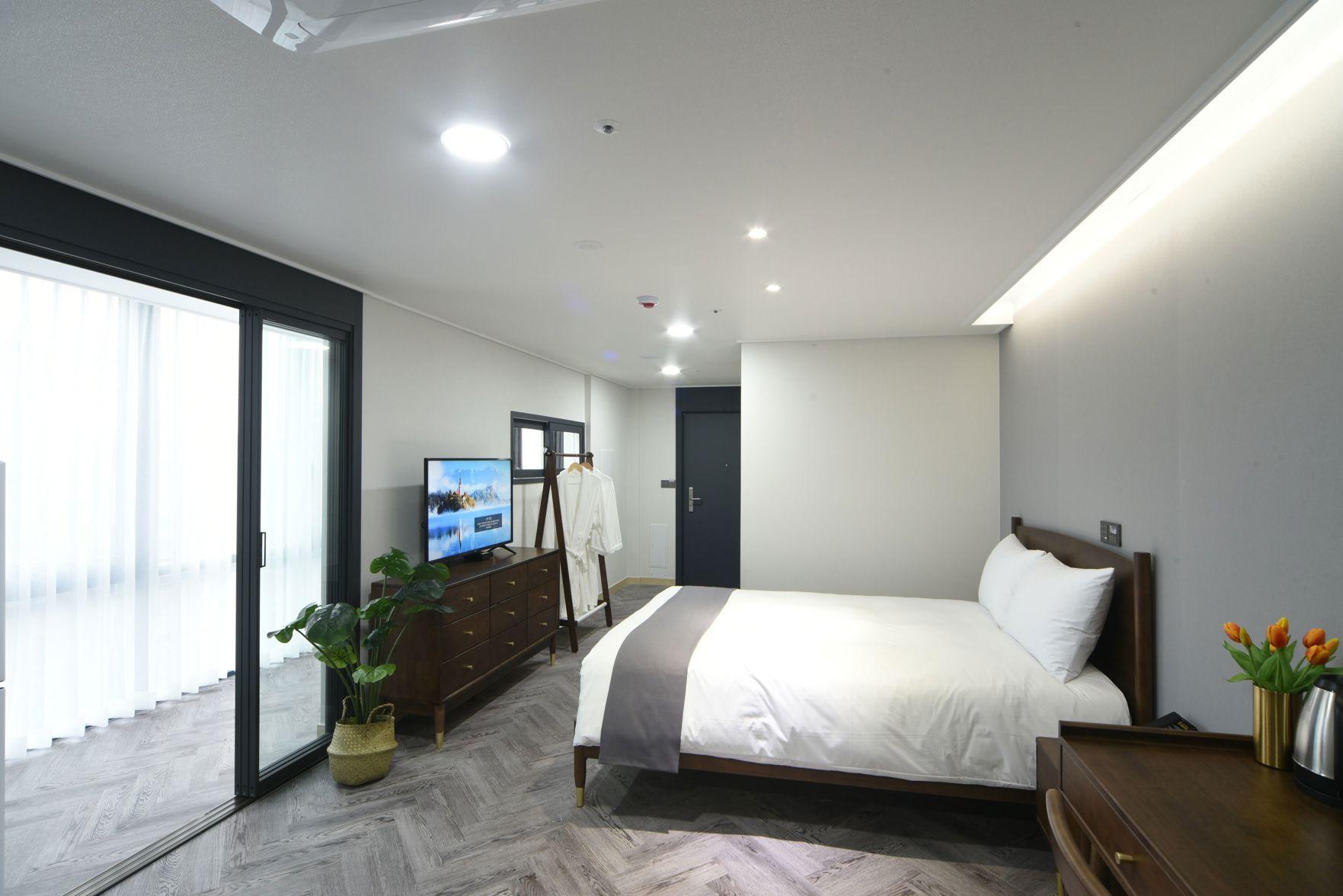 High, Deluxe, King Bed, Pool Access