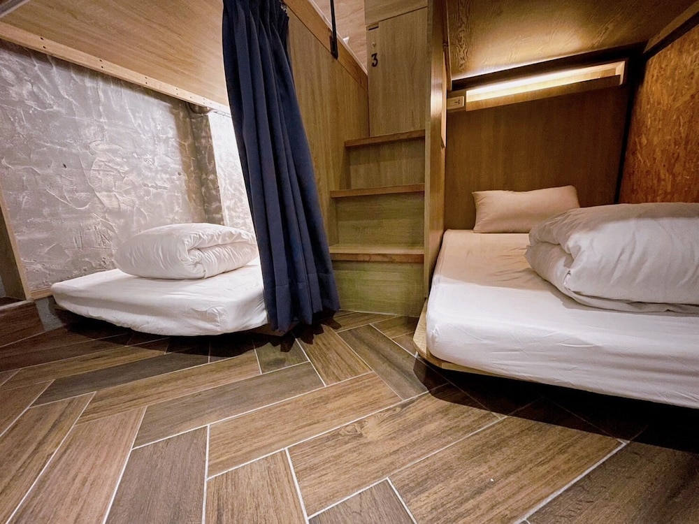 FEMALE DORM, FEMALE ONLY, STANDARD