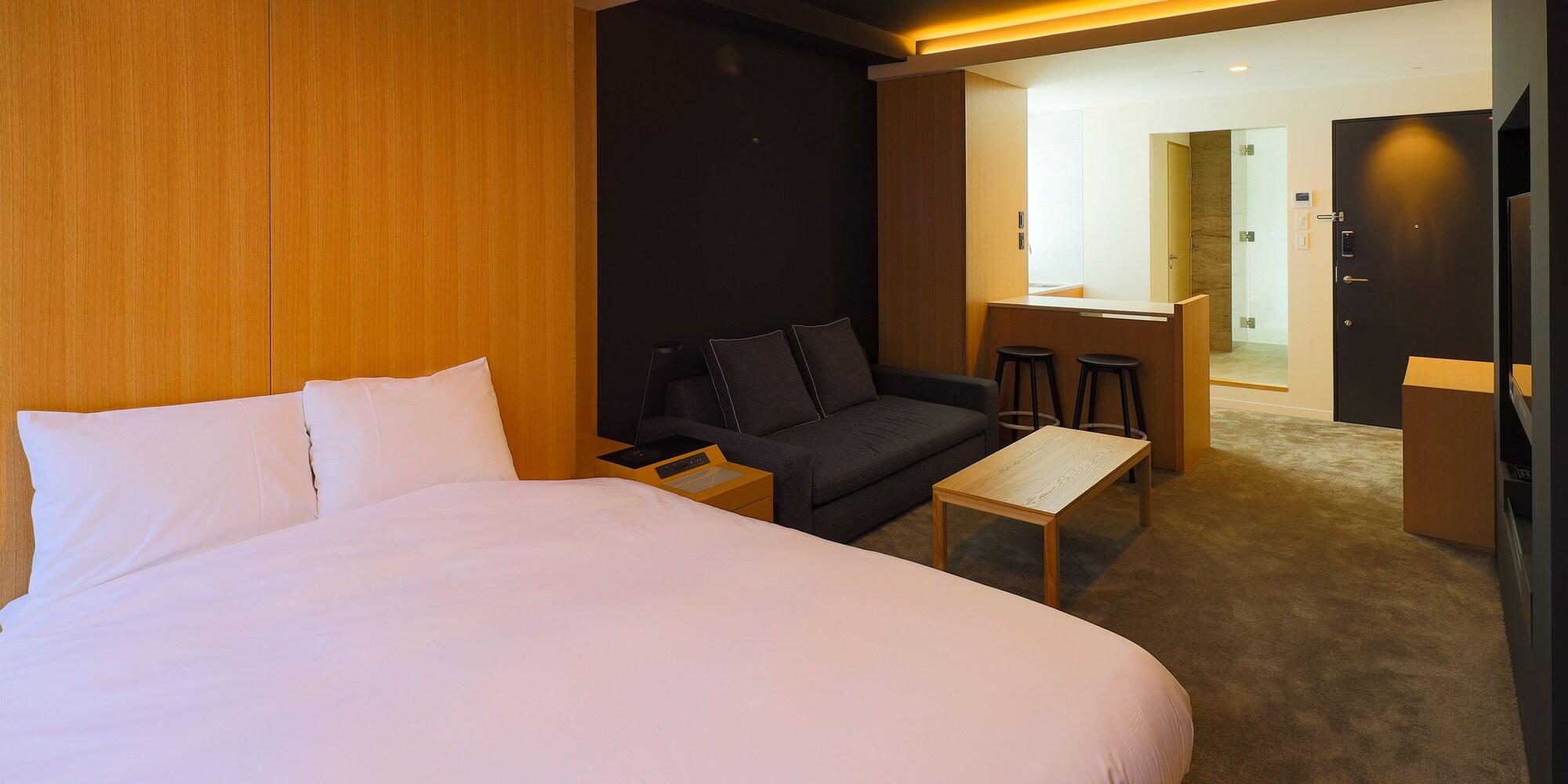 DELUXE, KING BED