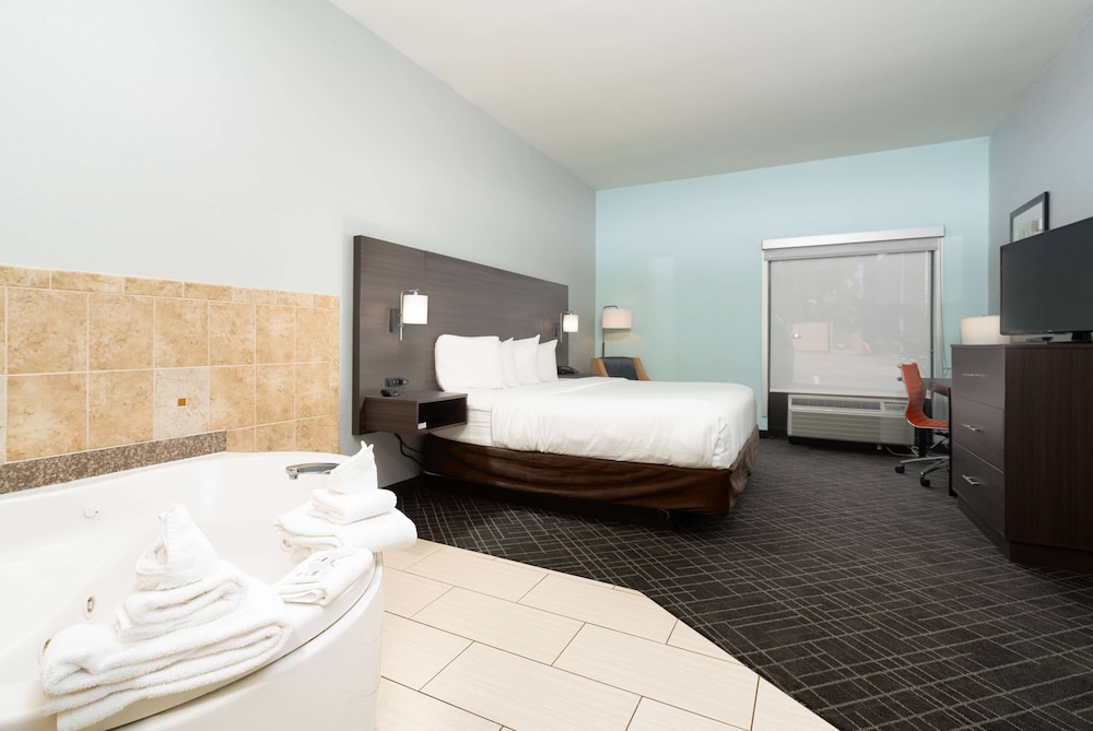 SUITE, KING BED, HOT TUB
