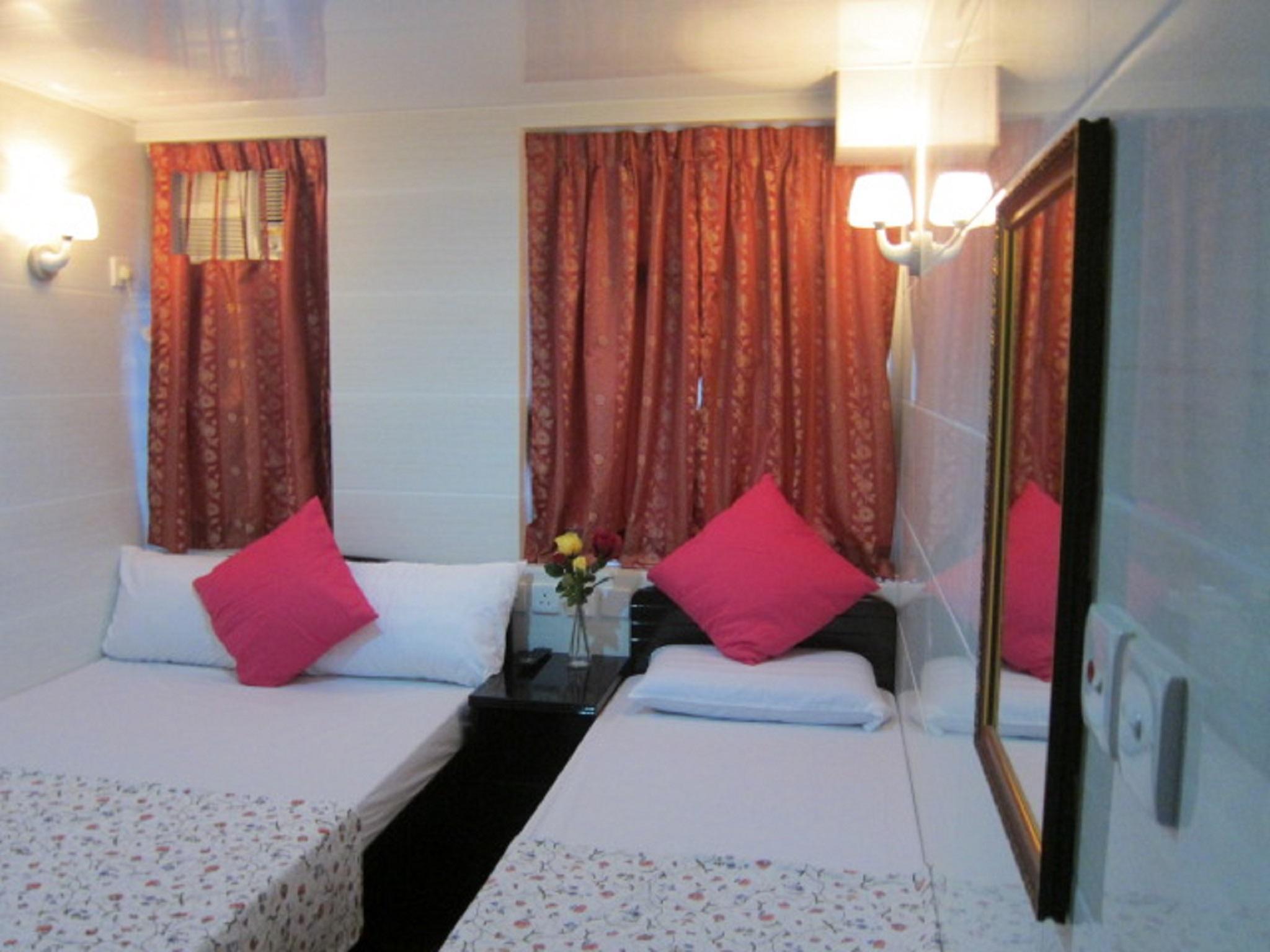 ROOM, TWIN BEDS