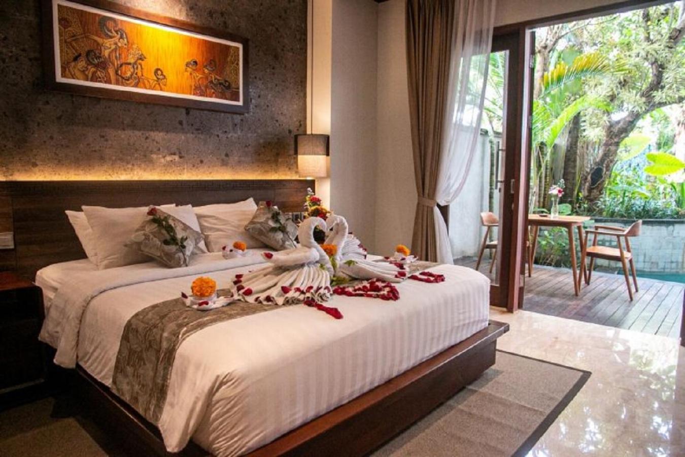 Master, Suite, Pool Access