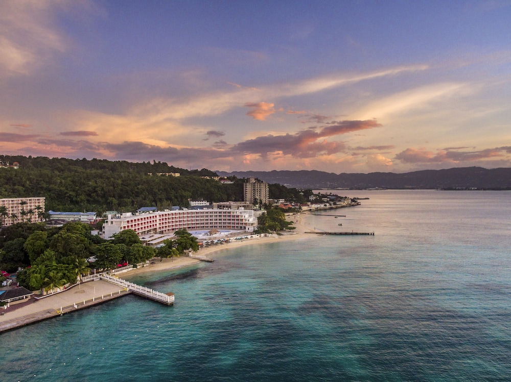 Grand Decameron Cornwall Beach, A Trademark All Inclusive 47/50