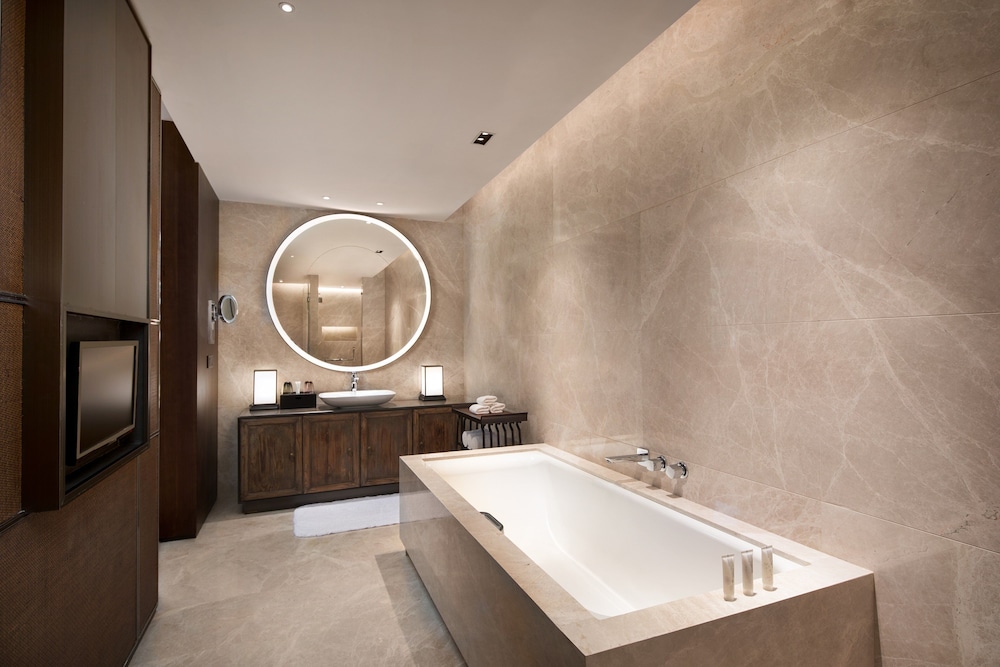 HUALUXE Xi an Tanghua 43/75