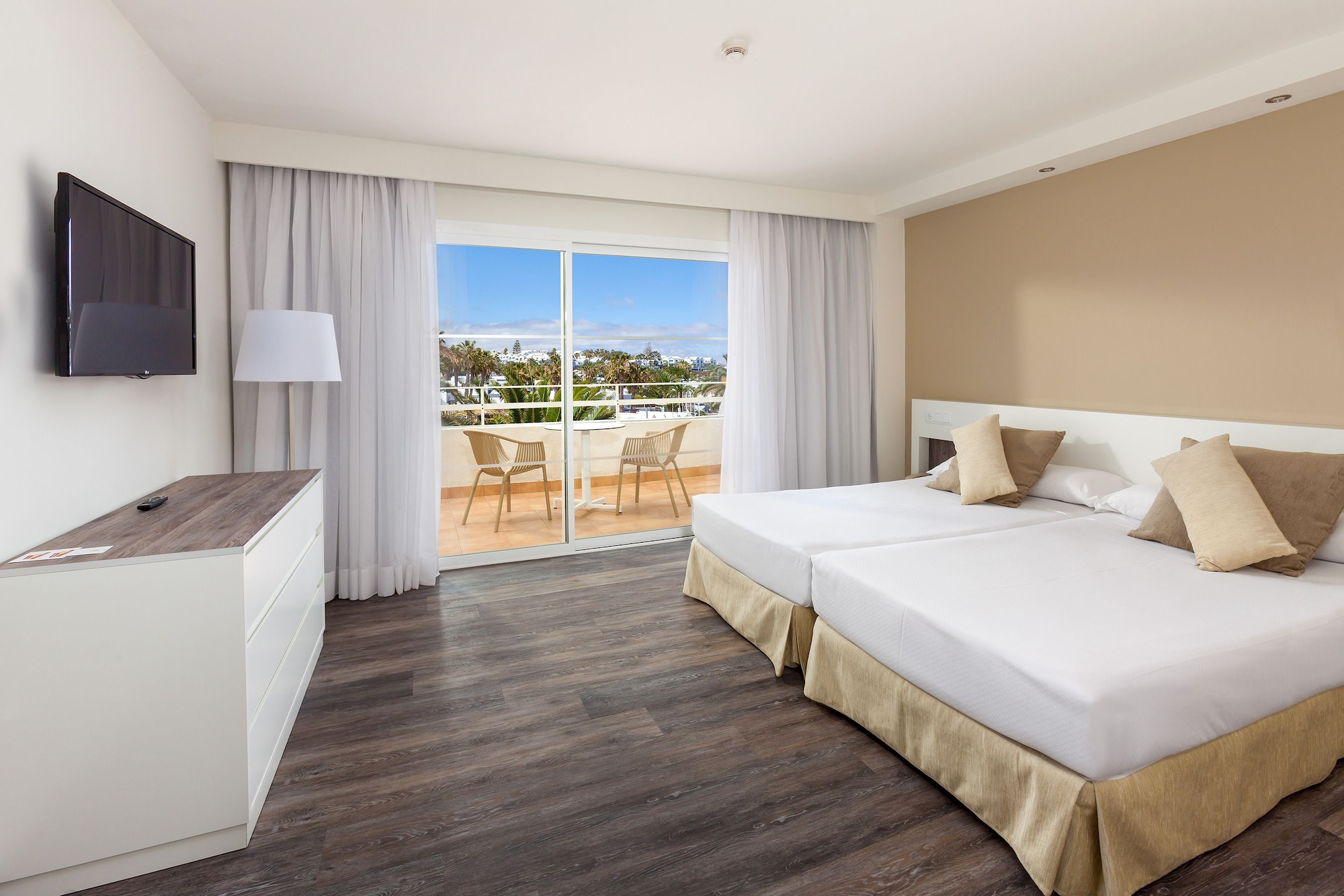 غرفة عائلية بسريرين منفصلين مع أريكة، Sol Lanzarote 7/10
