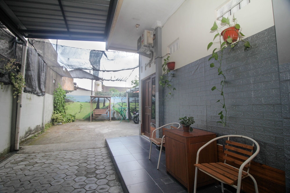 Super OYO Capital O 2258 Santana Syariah Guest House 11/41