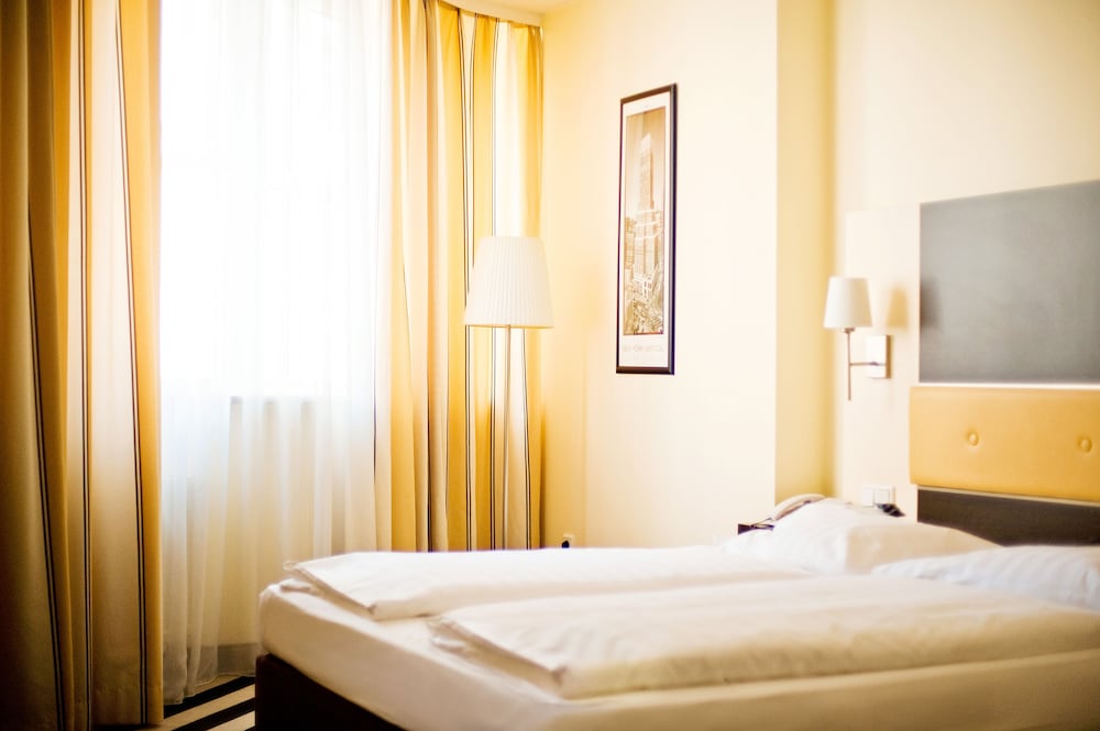 ROOM, DOUBLE BED, SMALL