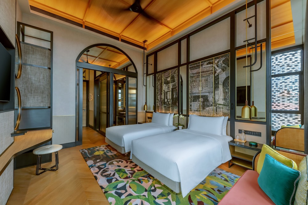 PREMIER, TWIN BEDS, BALCONY