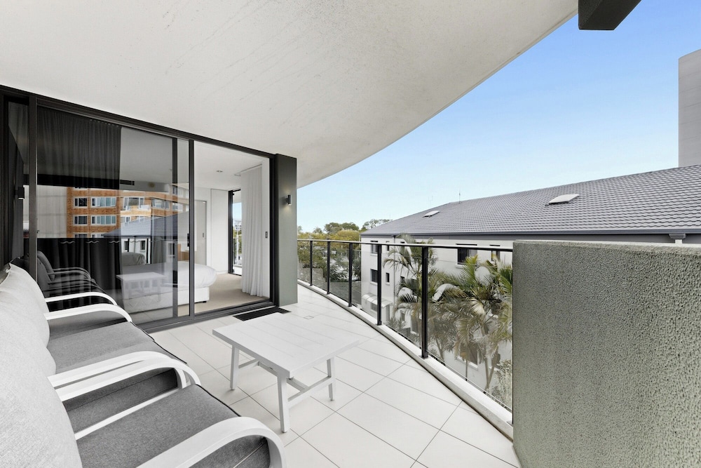 Ambience on Burleigh Beach 44/49