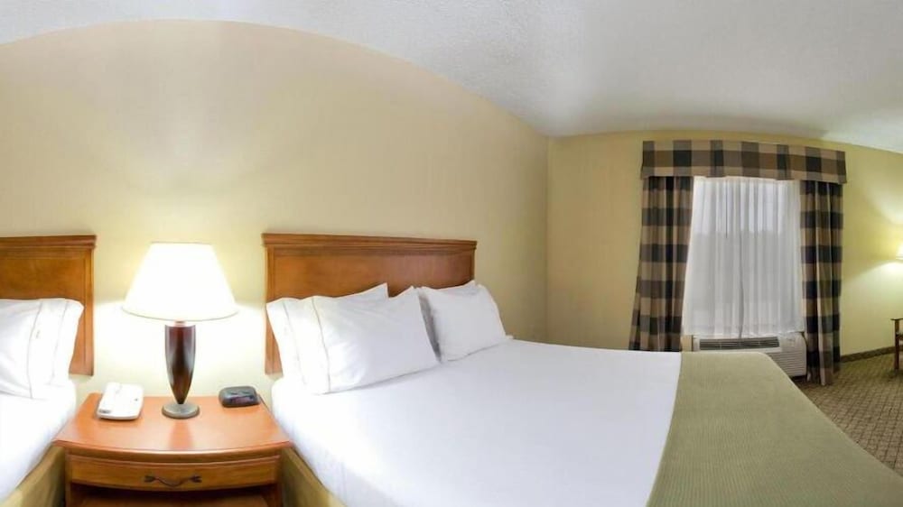 Holiday Inn Express Suites Greenwood 26/66