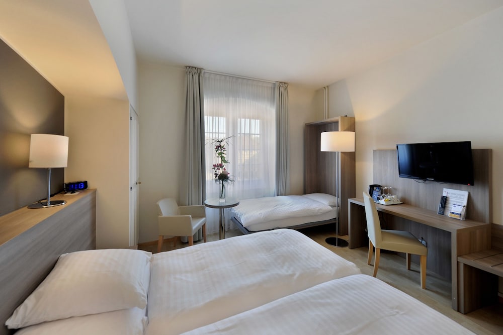 Hotel De La Rose 11/36
