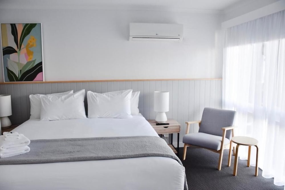 Eight Spence Ex Atwood Motor Inn 27/53
