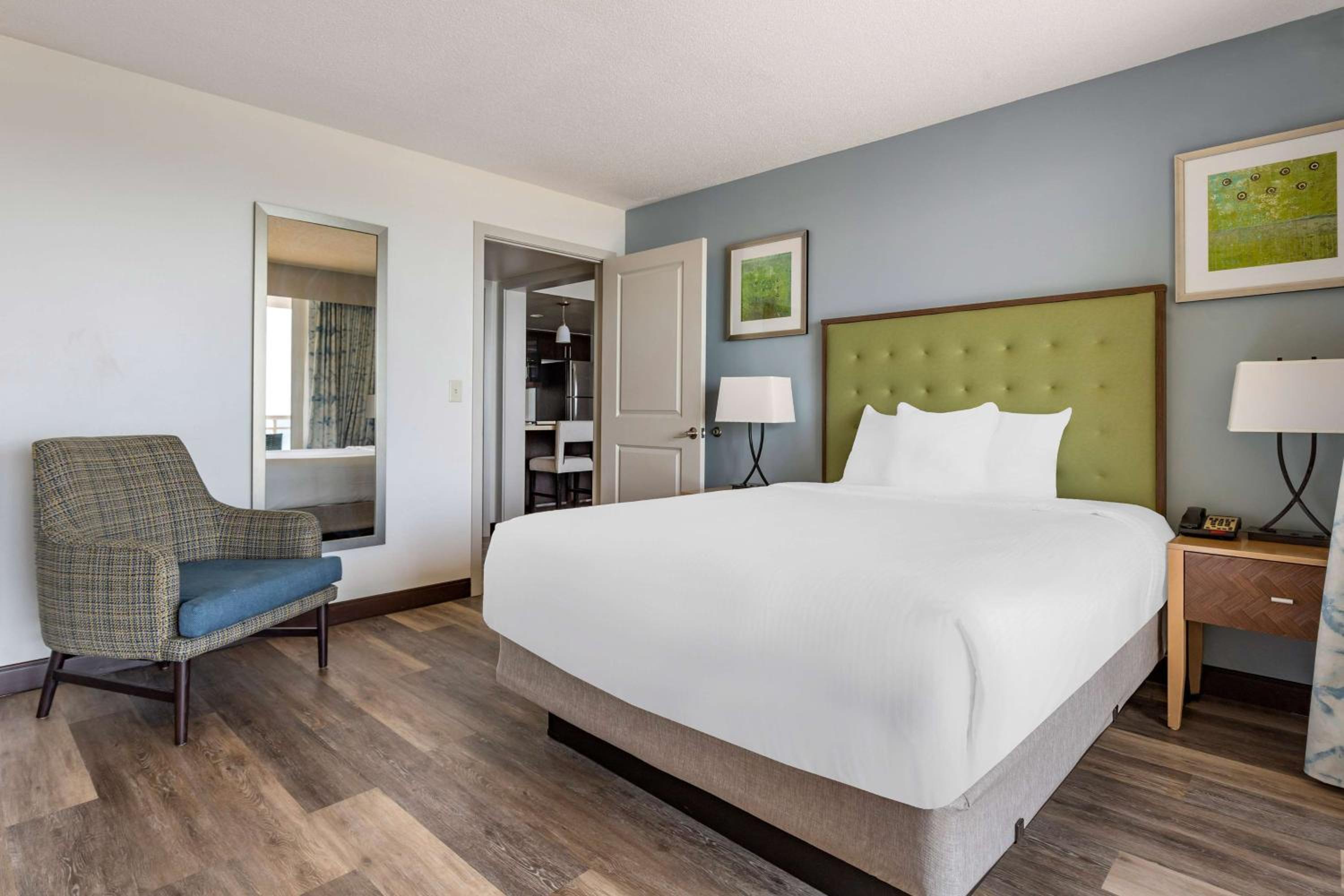 1 Bedroom, Queen Bed, Ocean Front, Sofa, Accessible