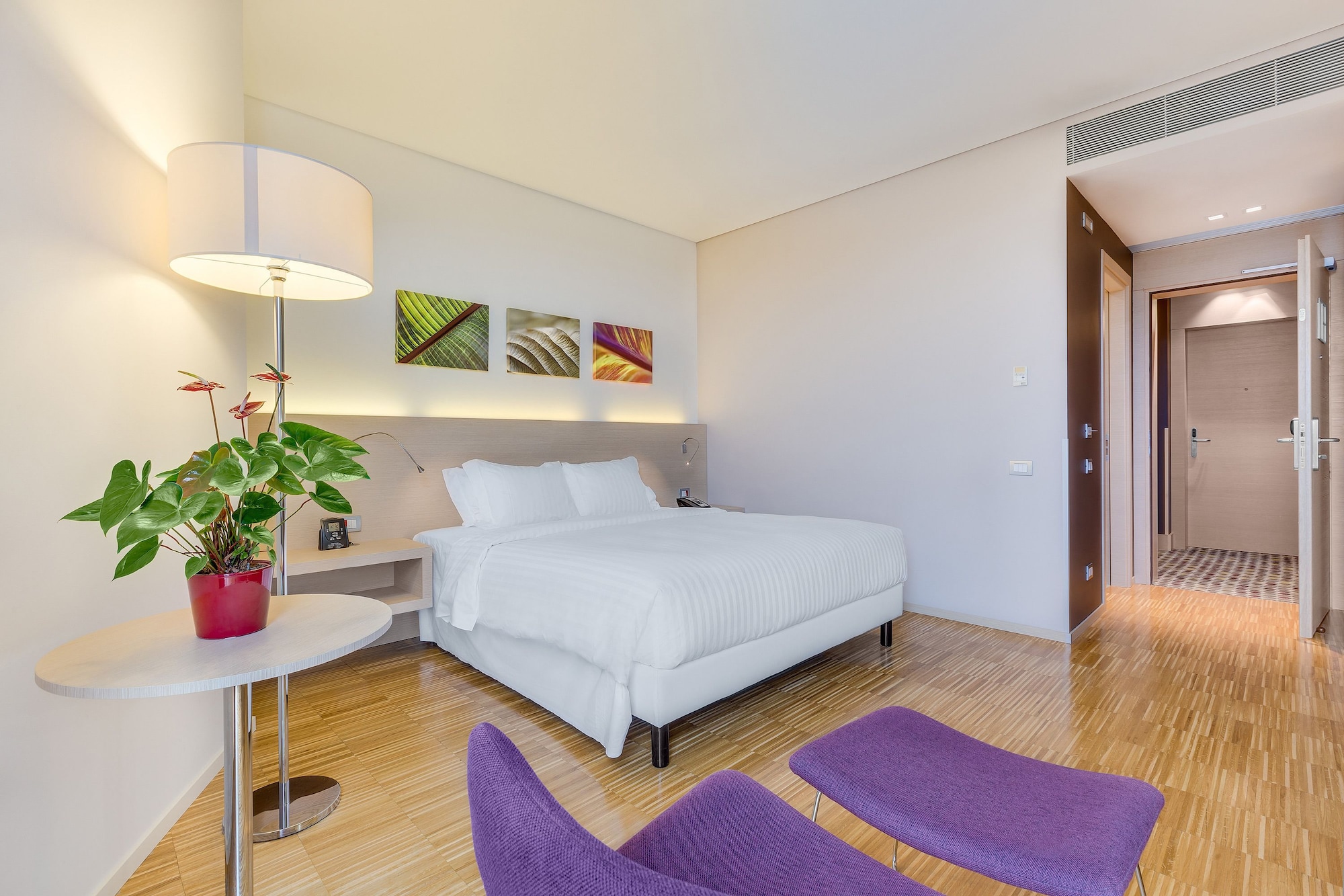 SUITE, KING BED, CORNER