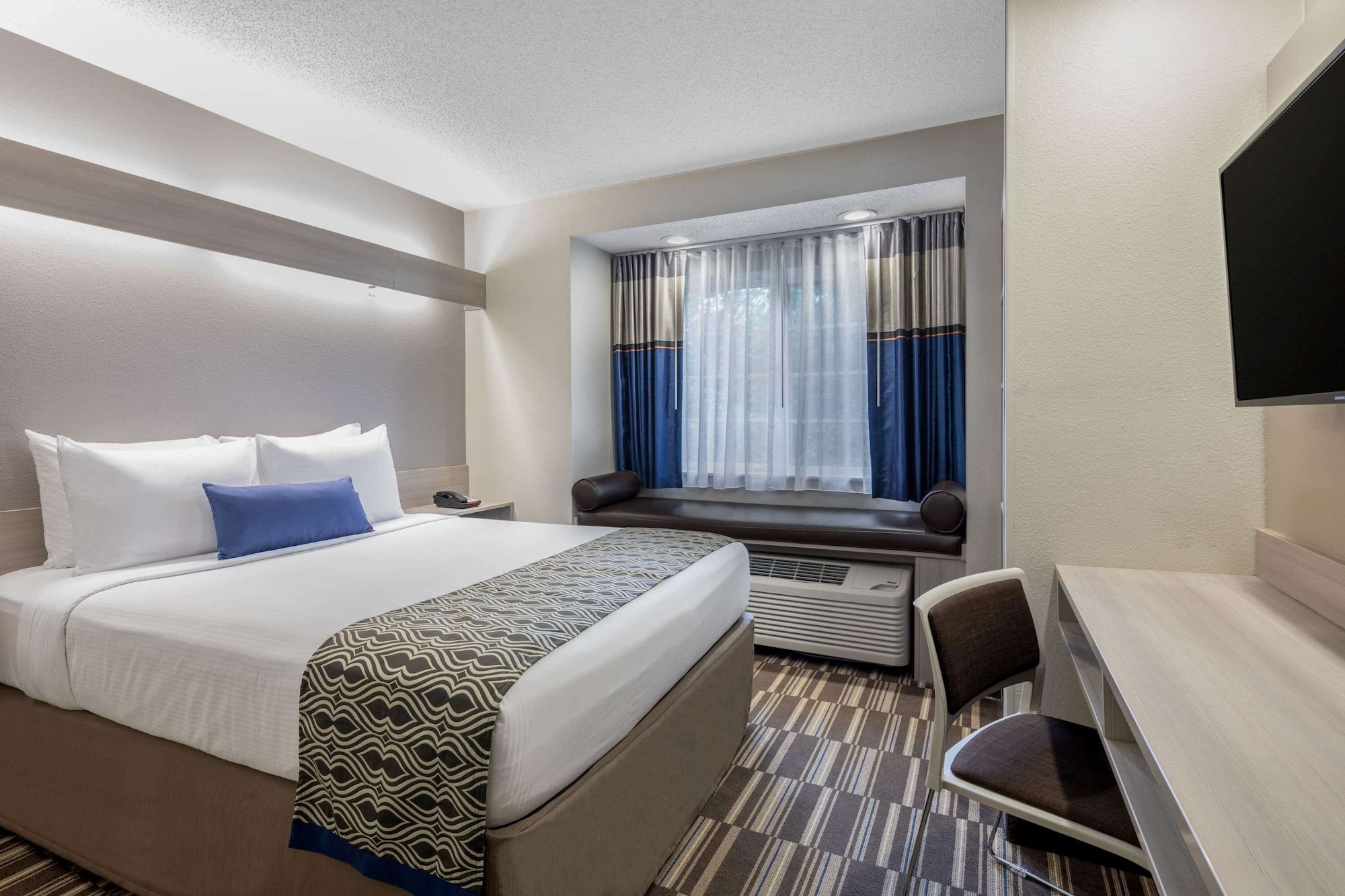 ROOM, QUEEN BED, ACCESSIBLE