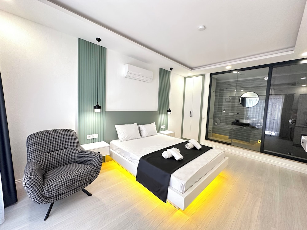 JUNIOR, QUEEN BED, GARDEN VIEW, GROUND FLOOR