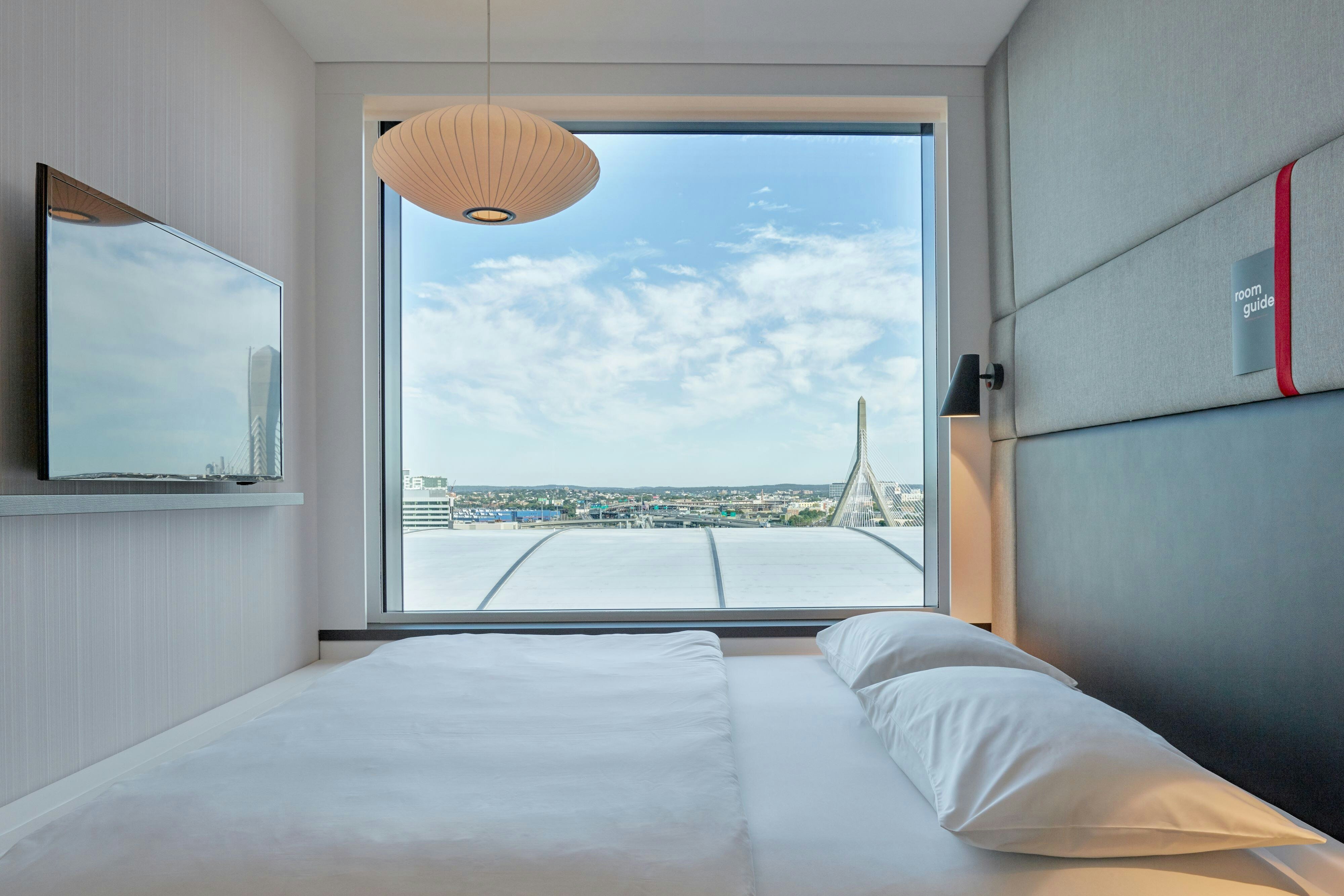 ROOM, KING BED